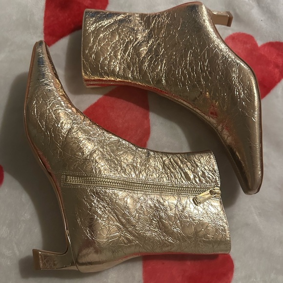 New Michael Kors
Cosmo Crinkle Metallic Leather Kitten Heel Booties - Picture 11 of 11